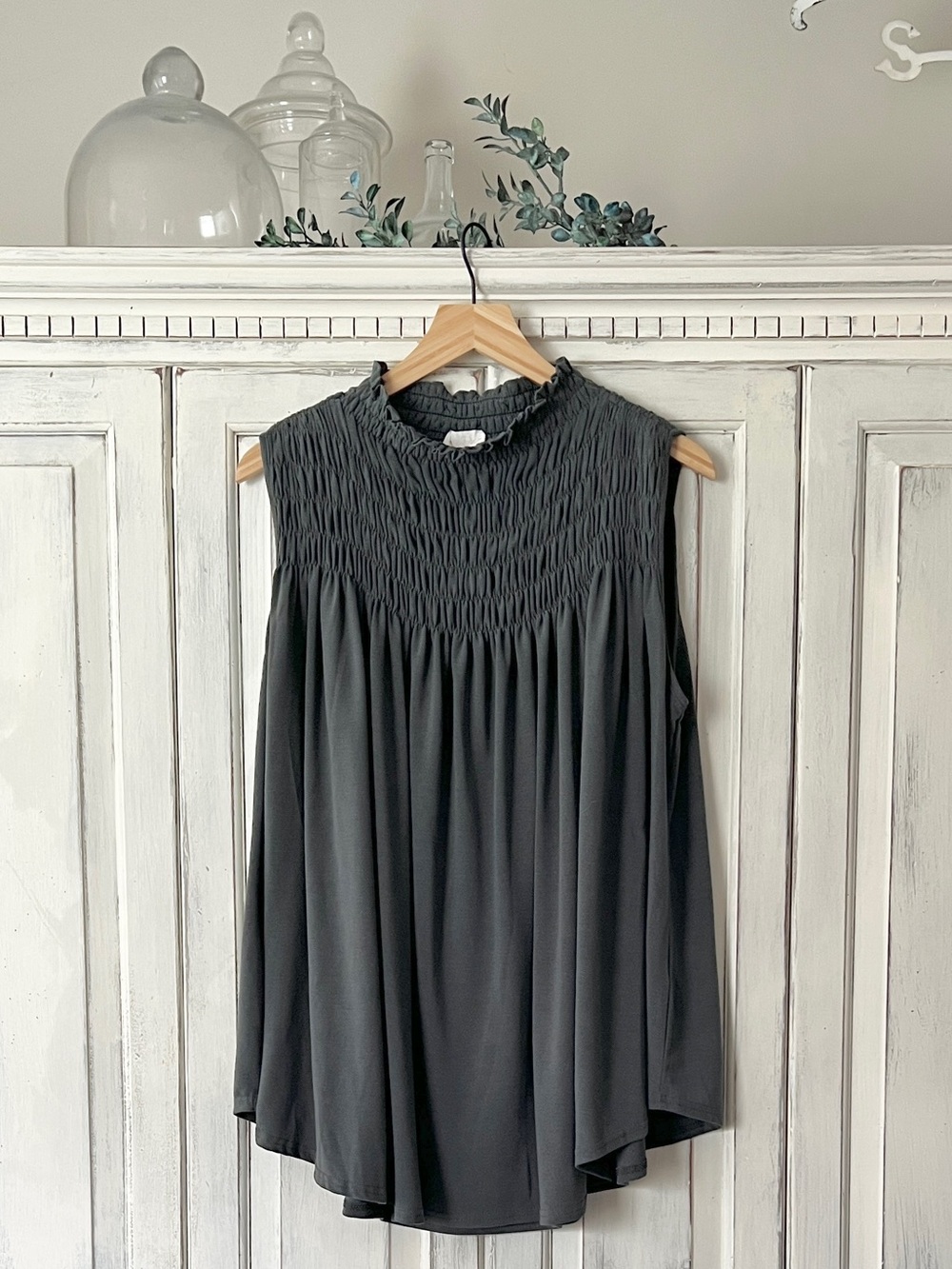 🟠ALLIE ROSE Sleeveless Mock Neck Smocked Swing Top in Charcoal Gray LARGE